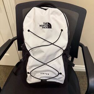 The North Face Women’s Jester Backpack TNF White/TNF Black 22L Hiking Travel
